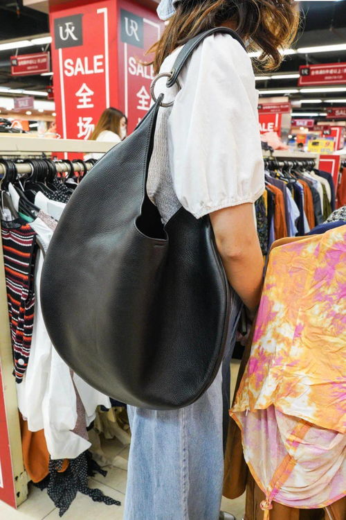 各大服裝批發(fā)城年中清倉(cāng)開(kāi)始啦 最低10元 件,500塊裝一麻袋