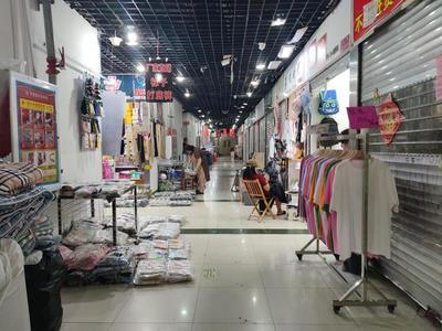 到點關門引爭議 即墨服裝批發市場夜半困客，回暖客流恐再遇寒